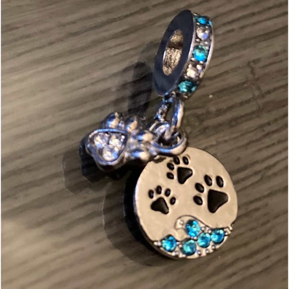 Charm-Dogs Paw with cz’s, a beautiful color turquoise stones on clasp of pendant - Picture 8 of 8
